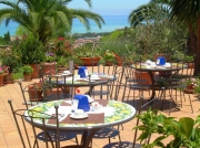 Petit déjeuner sur la terrasse avec vue sur la mer